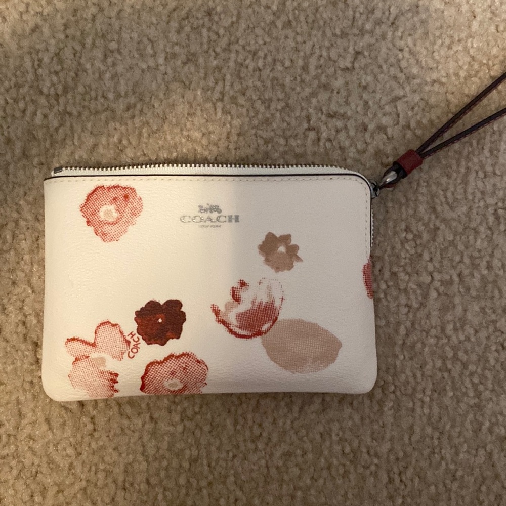 Coach halftone floral corner zip wristlet F39056
